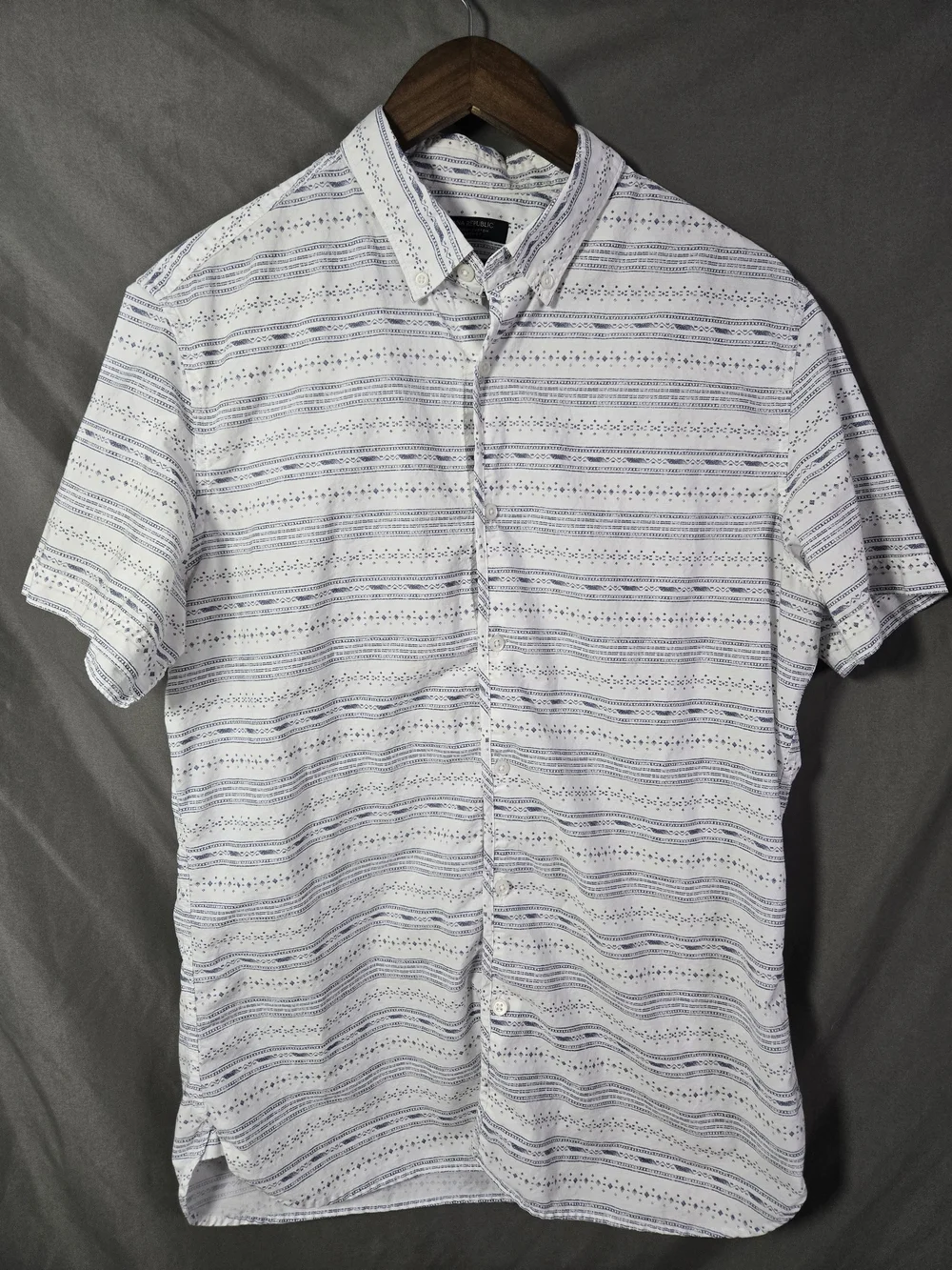 Banana Republic White & Navy Stripe Short‑Sleeve Button‑Down Shirt – Size L